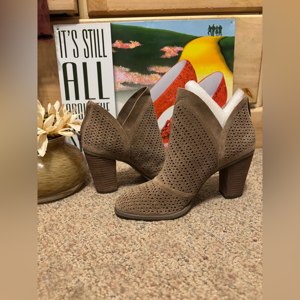 🆕Vince Camuto Brown Ankle Booties